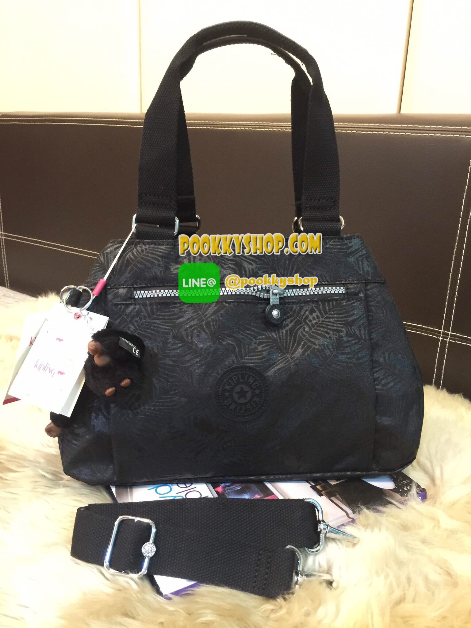 Don't Miss! KIPLING NYLON CITY BAG กระเป๋าถือหรือสะพายสไตล์ลำลองวัสดุ Nylon + Polyester 100% น้ำหนักเบามีหูหิ้วเเละสายสะพายยาวเลื่อนปรับระดับได้ถอดได้ เปิดปิดด้วยซิปสะดวกใช้ หัวซิป YKK โลโก้เเบรนด์ มีช่องแบ่ง3ช่องเเยกเป็นสัดส่วน ภายในกว้างเเละจุ มีโล