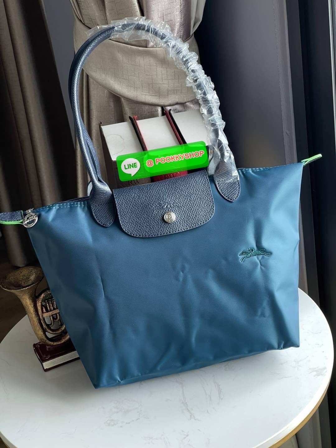 LONGCHAMP LE PLIAGE GREEN Shoulder bag S กระเป๋าใบนี้ดึงดูดใจคุณด้วยรูปทรงมินิมอลและกะทัดรัด หูกระเป๋าที่ยาวช่วยให้คุณสะพายไหล่ได้อย่างสบาย การปิดด้วยซิปช่วยให้มั่นใจได้ว่าสิ่งของทั้งหมดของคุณปลอดภัย Longchamp ดึงแรงบันดาลใจจาก origami สร้าง LE Pliage Gre
