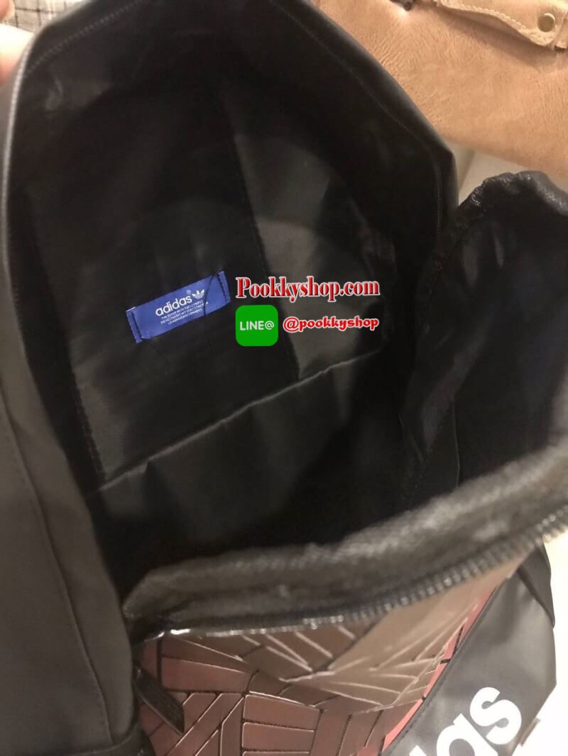 Adidas Originals 3D Backpack กระเป๋าสะพายหลัง 3D ลุคสุดล้ำของกระเป๋าสะพายหลัง ที่มาพร้อมช่องกระเป๋าซิปและลายพิมพ์สามมิติแบบอสมมาตร ดูดีมีสไตล์ด้วยการใช้วัสดุเลียนแบบหนังที่ทันสมัย ให้คุณมีพื้นที่มากขึ้นในการจัดเก็บ ด้วยช่องกระเป๋าด้านในหลายช่องสำหรับเก็บโ