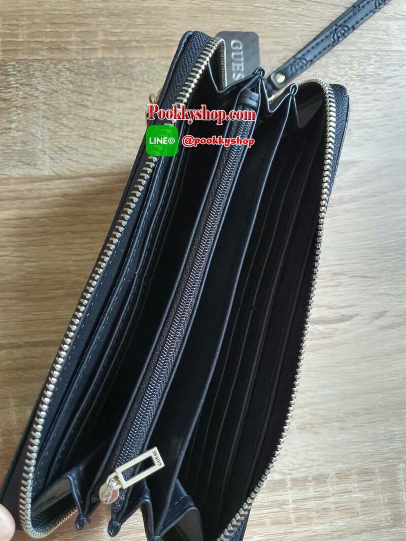 NEW ARRIVAL! GUESS WOMEN'S 2019 LONG WALLET กระเป๋าสตางค์ใบยาวหนังแต่งลายสุดหรู ด้านหน้าประดับโลโก้แบรนด์ เปิดปิดด้วยซิปมาพร้อมสายคล้องมือถอดแยกได้ ด้านหลังมีช่องซิป หัวซิปปั๊มแบรนด์ทุกจุด ภายในมีถึง 4 ช่อง มีช่องใส่ธนบัตรหลายช่อง ช่องซิปกลางและช่องใ