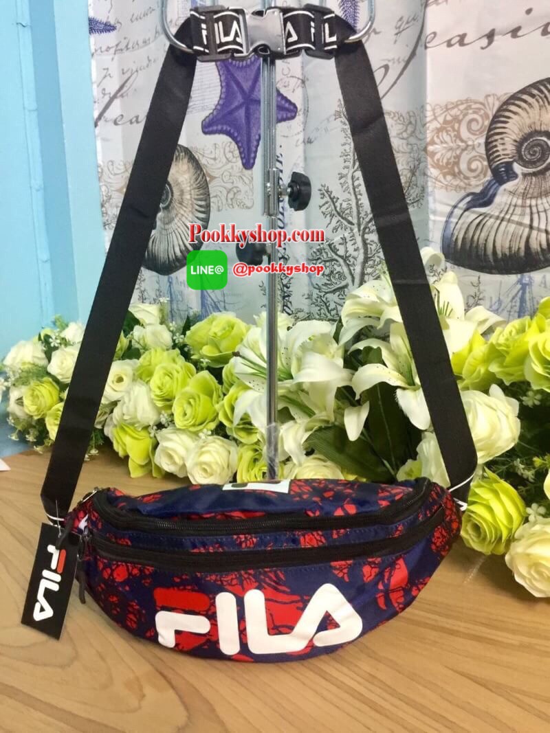 FILA Waist Bag.. รับซัมเมอร์ด้วยลวดลายเกร๋ๆ กระเป๋าคาดอกคาดเอว FILA แบรนด์ฮิตที่ไม่เคยตกเทรน มาให้สะพายกันก่อนใคร ด้วยดีไซต์ลวดลายที่แมทกันอย่างลงตัว ด้านหน้าสกรีนแบรนด์ วัสดุNYLON 100% เคลื่อบเงาอีก 1 ชั้น กันน้ำได้ในระดับหนึ่ง.. เปิดปิดด้วยซิปยาว จุของไ