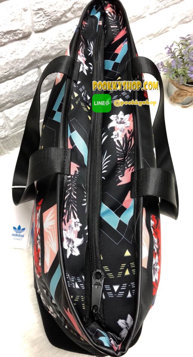 New !!! ADIDAS SOCCER SHOPPER BAG พร้อมส่งค่ะ กระเป๋าผ้าแคนวาส ทรงสปอร์ต ลายกระเป๋าสีสันสดใส น่าใช้มากๆค่ะ ด้านหน้ามีโลโก้แบรนด์ เปิดปิดกระเป๋าแบบซิป ภายในกว้าง ใส่ของจุ มีช่องซิปและช่องเล็กใส่ของจุกจิกค่ะ รุ่นนี้น้ำหนักเบา ใบจริงน่าใช้ จะพกพาวันสบายๆ หรื