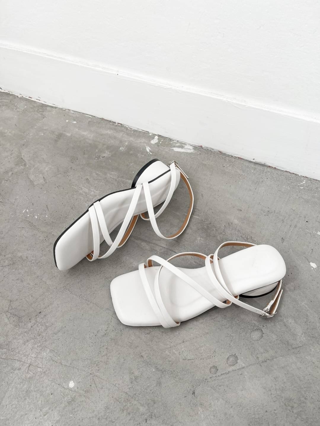 รองเท้าส้นสูงกำลังดี 1.5 นิ้ว ใส่เดินไม่เมื่อย มีสายรัดข้อ ใส่ได้หลายโอกาส พื้นปูฟองน้ำหนาพิเศษ นุ่มมากๆ สายรัดข้อเป็นตะขอเกี่ยว ใส่ง่ายค่า