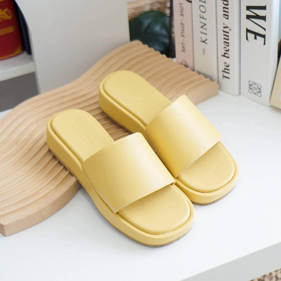 เปิดตัวน้องใหม่ รุ่นมัฟฟิน~ รองเท้างานคุณภาพ นุ่ม น้ำหนักเบา ใส่สบายสุดๆ ตัวส้นหนา1นิ้ว พื้นด้านล่างเป็นผิวลายมะกรูดกันลื่นอย่างดี งานหนังนุ่มมากๆ รับประกันความสบายค๊า