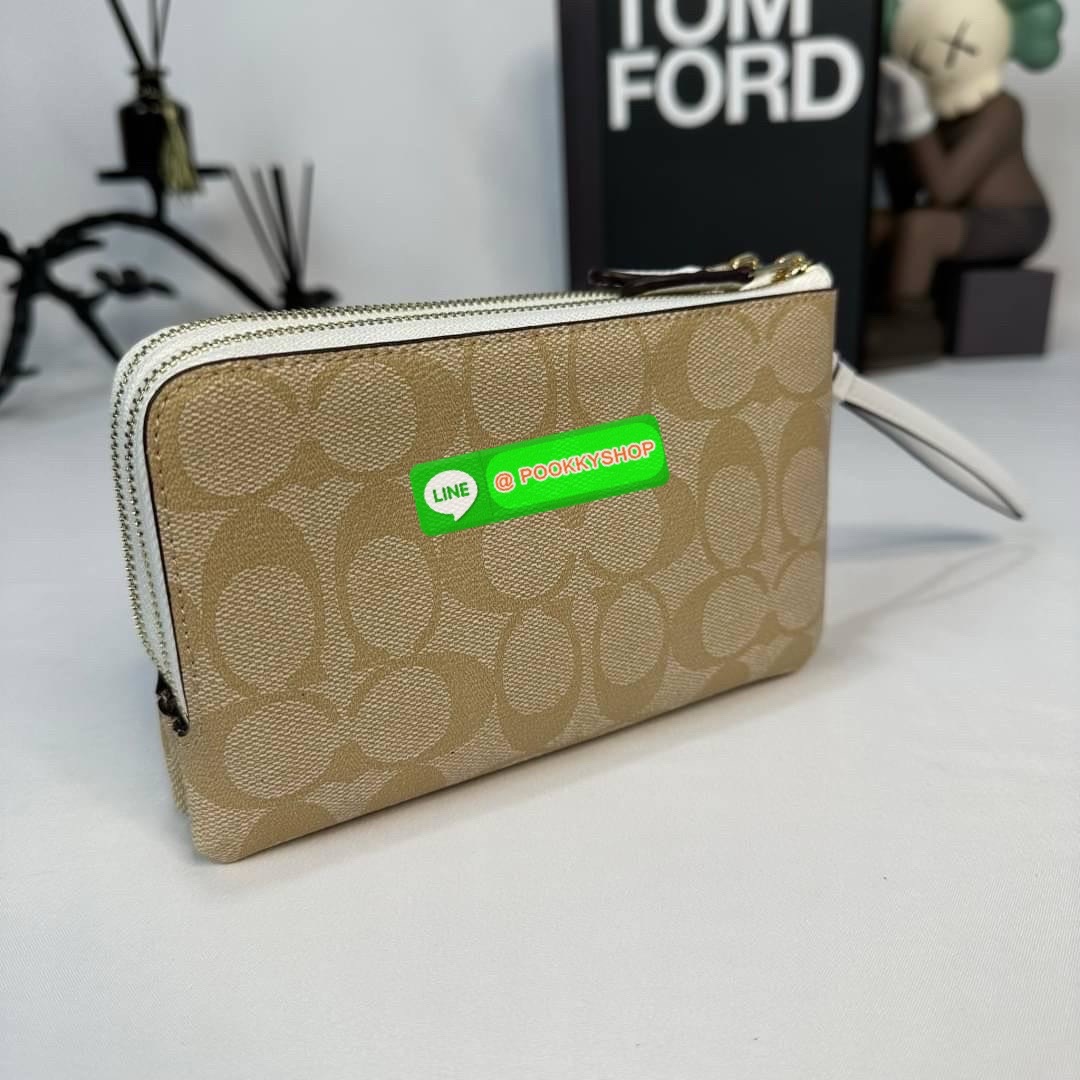 กระเป๋าคล้องมือ COACH 87591 DOUBLE CORNER ZIP WRISTLET IN SIGNATURE CANVAS (COACH 87591 ） กระเป๋าคล้องมือ2เซิปใหญ่ ลายCหนังและ ด้านในเป็นผ้า แบ่งเป็นช่องเล็กๆใส่เหรียญใส่แบงค์ใส่บัตร แล้วแต่จะใส่มีหลายช่อง ใส่โทรศัพท์ได้ทุกรุ่นพร้อมสายคล้องมือ