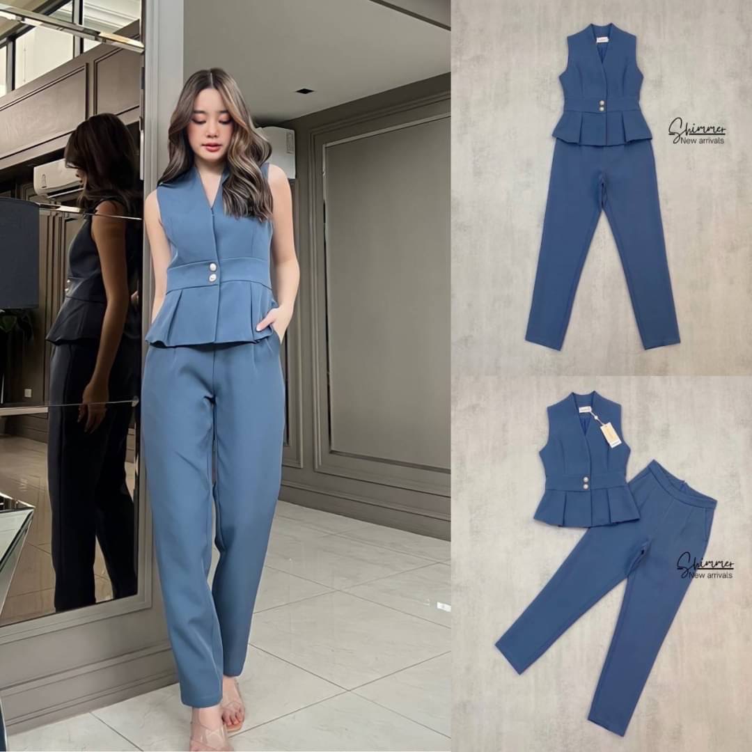 เสื้อทรงยาวงานกระดุมหน้าเก็บซับในทั้งตัวปลายเสื้อจับจีบ แพทเทิร์นสวยเข้ารูป ช่วงอกมีกระดุมกด แมทช์คู่กับกางเกงขายาวกึ่งเดฟ ทรงสวยไม่รัดขาเกินไป เนื้อผ้าพื้นเกรดพรีเมียมทั้งชุด ลุคนี้เสริมบุคลิกผู้สวมใส่ให้สวยเป๊ะ แบบเซเลปแน่นอนค่า