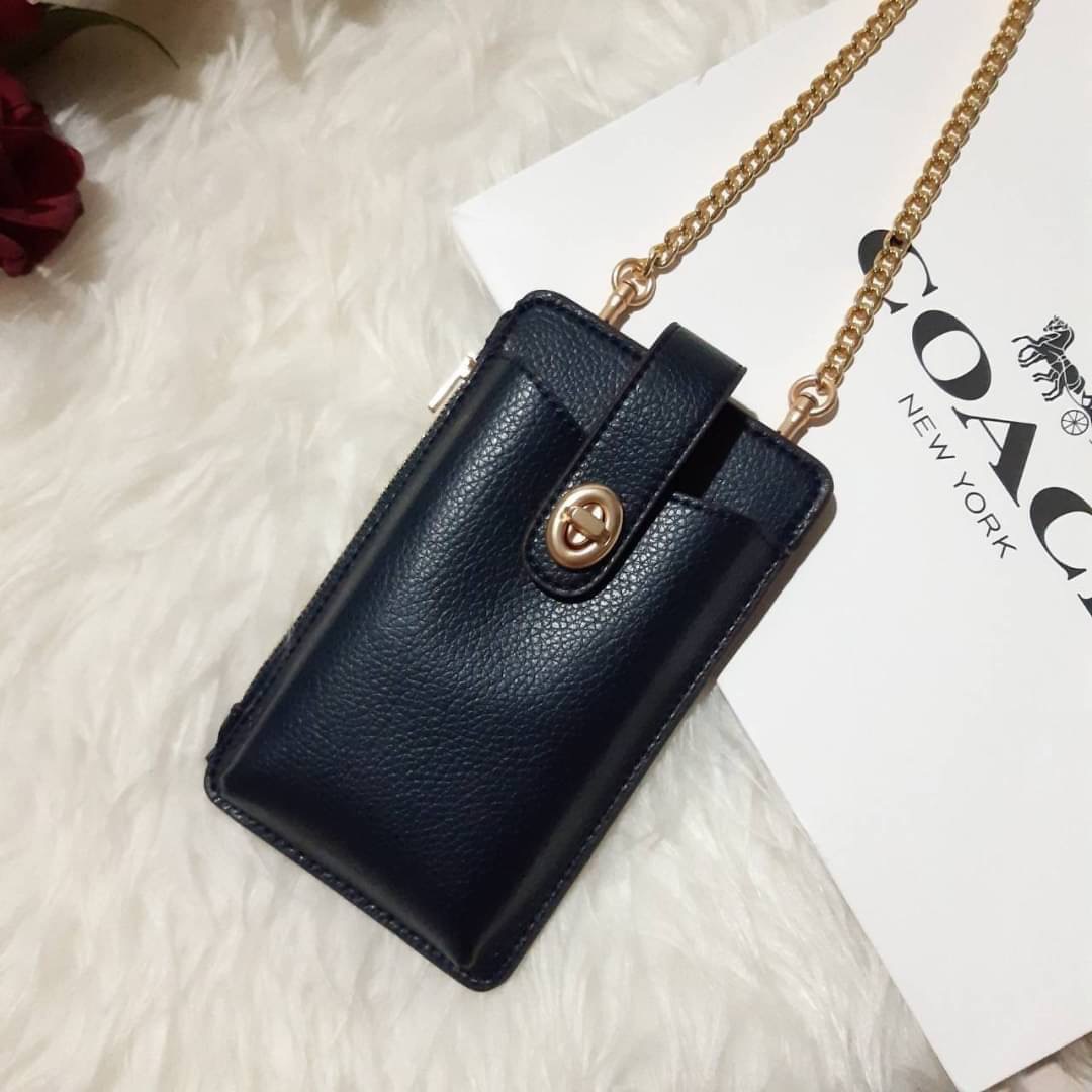 COACH 825 TURNLOCK CHAIN PHONE CROSSBODY IN BLOCKED SIGNATURE CANVAS ฮอตและปังกว่านี้ไม่มีแล้ว!! กระเป๋าเอนกประสงค์ สำหรับใส่โทรศัพท์ ใส่บัตรได้ มีช่องซิปแยกให้ด้วย ขนาดพกพาดีงาม!! 💕 ใส่โทรศัพท์ได้ทุกรุ่นน้า สายสะพายยาวประมาณ 23" (วัดจากไหล่)