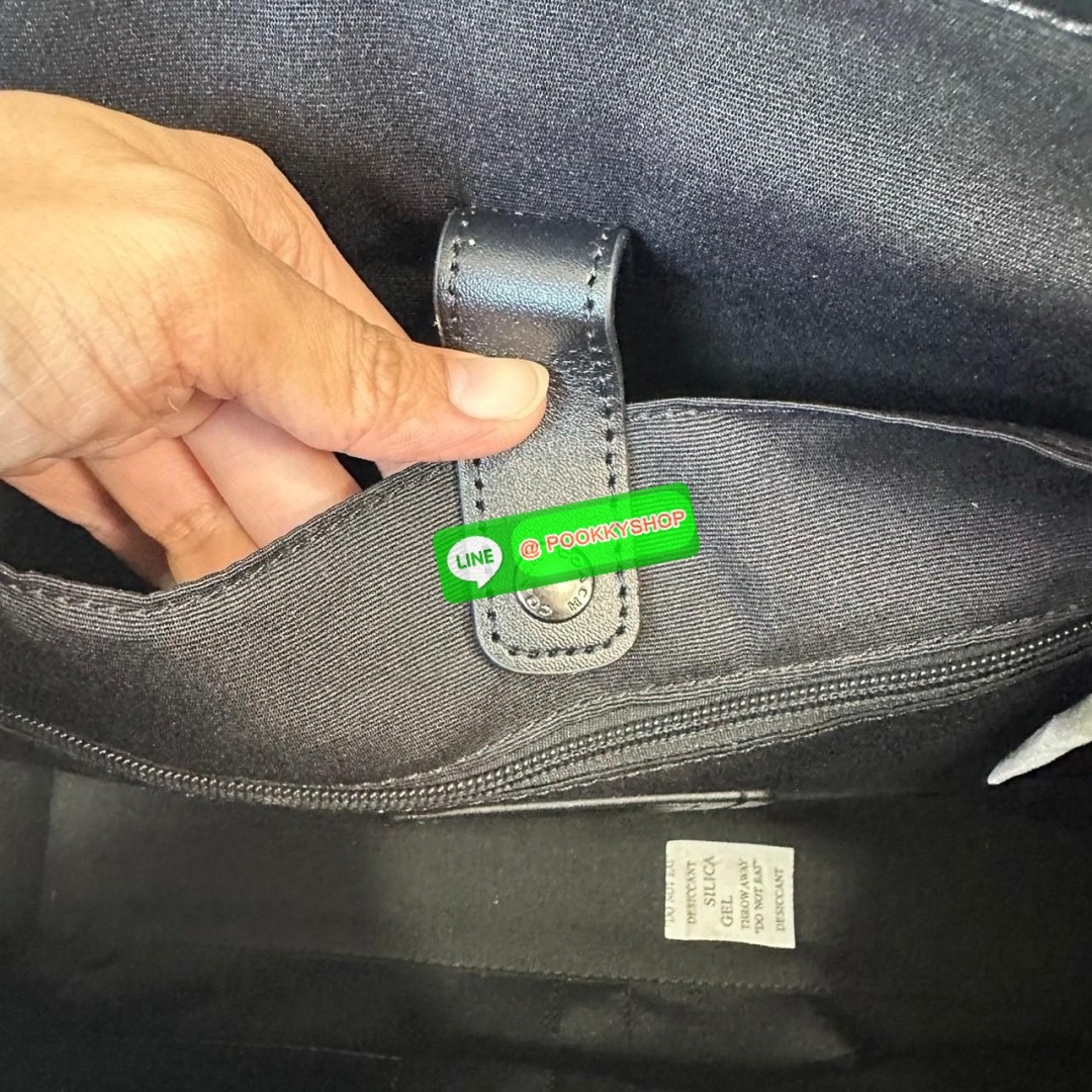 COACH GRAHAM ZIP BRIEF (CE439) 🔖กระเป๋าใส่โน๊ตบุ๊คใส่เอกสารใบใหญ่ 🔖วัสดุ:หนังแท้ทั้งใบ 🔖เปิดปิดด้วยซิป ภายในกว้าง มีช่องย่อยใส่ของจุกจิก ช่องใส่บัตร ใส่เอกสารและของสำคัญได้เยอะ 🔖สายสะพายสามารถถอดออกและปรับระดับได้คะ