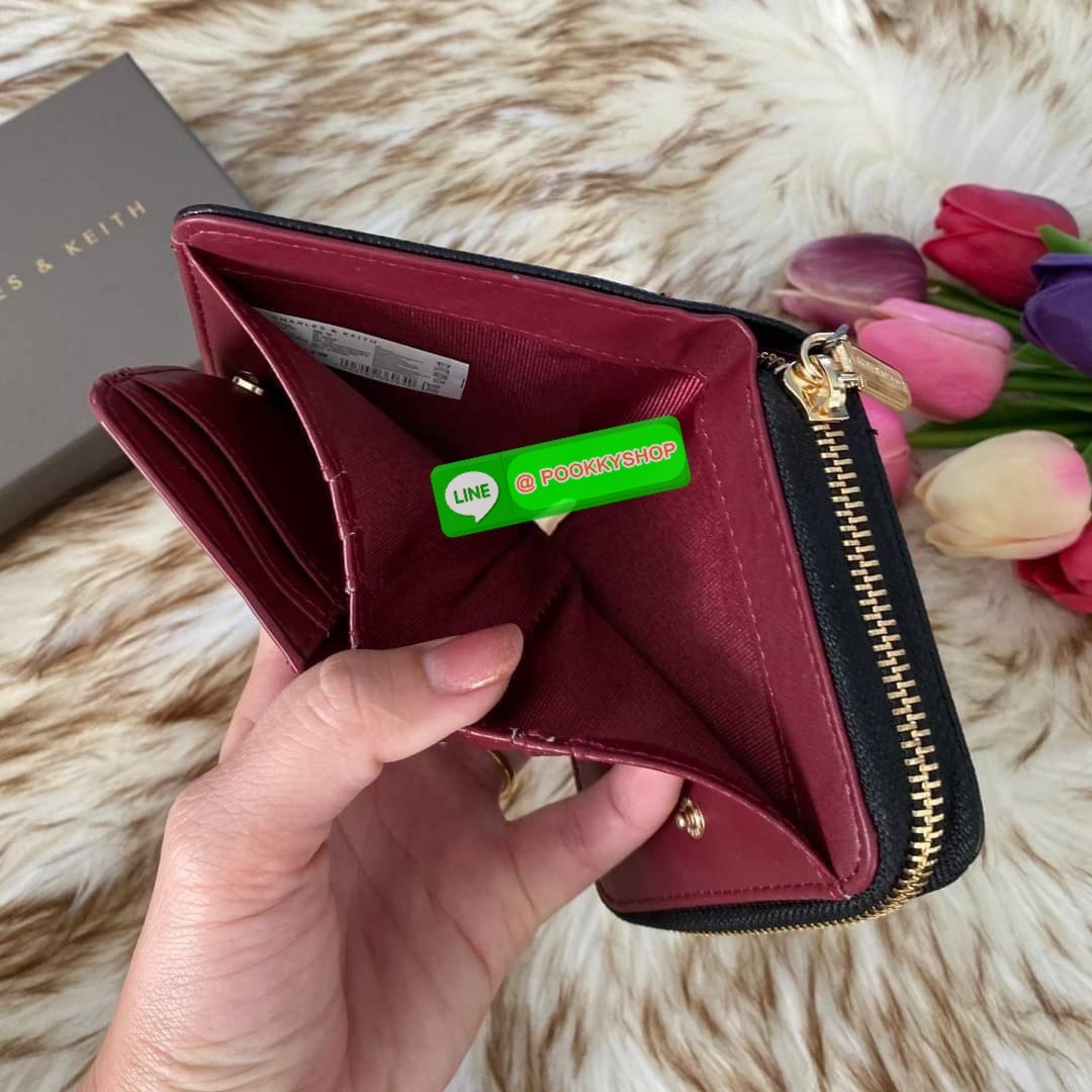 CHARLES & KEITH COMPACT WALLET กระเป๋าตังใบสั้นฟังก์ชันครบ!! ด้านหน้ามีโลโก้แบรนด์ มีช่องซิปใส่เหรียญ เปิดปิดแบบกระดุม ด้านในมีช่องใส่การ์ด 16 ช่อง มีช่องใส่ธนบัตรตามยาว ไม่ต้องพับแบงค์ค่า คุ้มมากๆเลยใบนี้