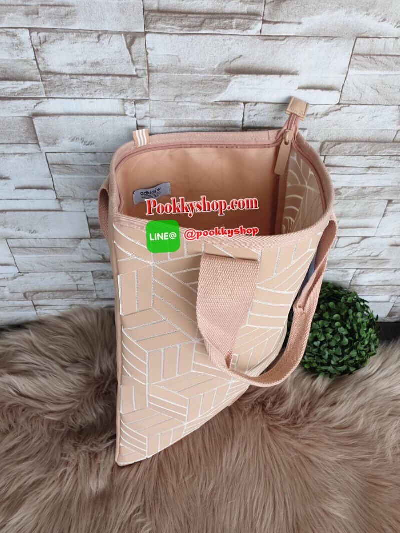 พร้อมส่ง Adidas Original Shopper 3D Tote Bag Trefoil Handbag Classic Sports คอลเลคชั่นสไตล์ Issey Miyake กระเป๋าสะพายข้าง ทรงสวยคลาสสิค แนว Sport สุดฮิต จากแบรนด์ADIDAS วัสดุด้านหน้าเนื้อ matte หนังนิ่ม มีน้ำหนักเบา ด้านหน้ามีแบรนด์ เปิดปิดด้วยซิป ภายในกว