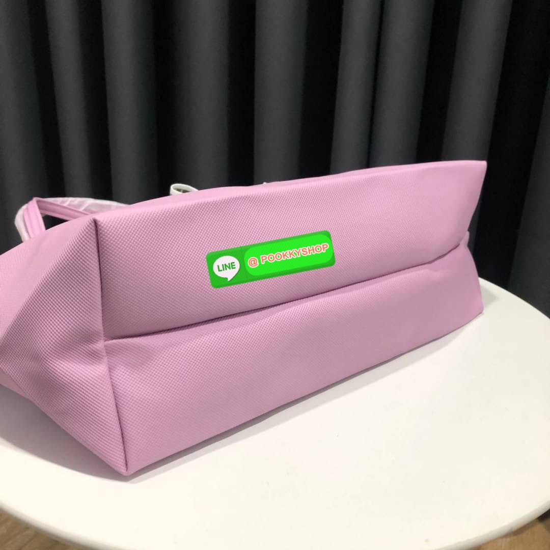 ลาคอส Classic Tote Bag กระเป๋าสะพายทรงช้อปปิ้งหลากสีรุ่นยอดนิยมด้านหน้าประดับโลโก้จระเข้สัญลักษณ์แบรนด์ ภายในกว้างจุได้เยอะ เปิดปิดด้วยซิปสะดวกใช้ มี1 ช่องซิปเล็ก หัวซิปปั้มเเบรนด์ วัสดุกันน้ำ ขนาดกำลังดี ใส่หนังสือ เอกสารA4 ของใช้ได้เยอะ สวยทุกสีค่ะ