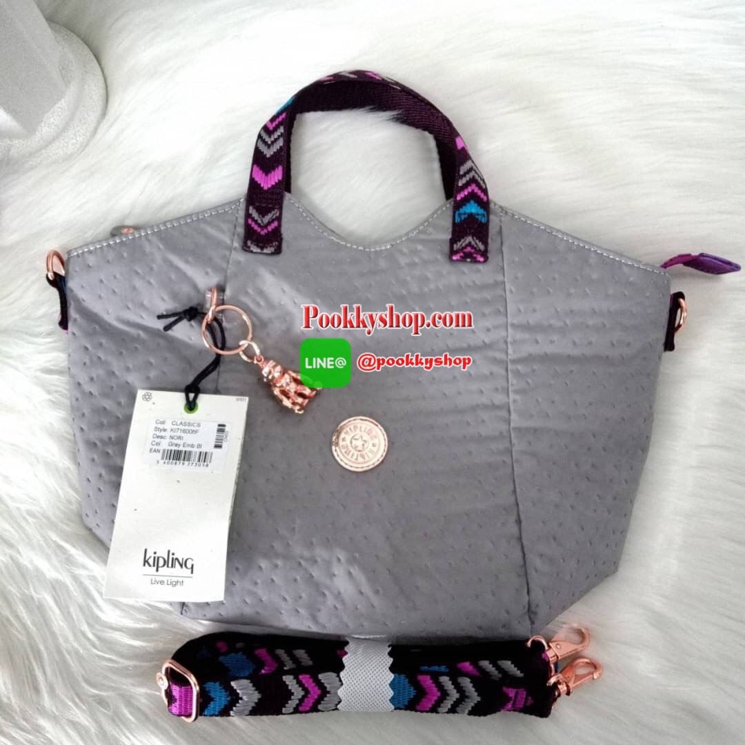 KILING NORI Handbag & Shoulder bag กระเป๋าถือหรือสะพายขนาดกลาง ทำจากวัสดุ ผ้า Nylonเคลือบ+Polyester น้ำหนักเบา จุดเด่นที่ช่องหลักมีขนาดใหญ่ พร้อมช่องซิปแยกย่อย สามารถใส่สัมภาระได้เยอะ มาพร้อมสายสะพายยาว สามารถปรับระดับได้ตามความต้องการ มีพวงกุญแจลิงห้อยตา