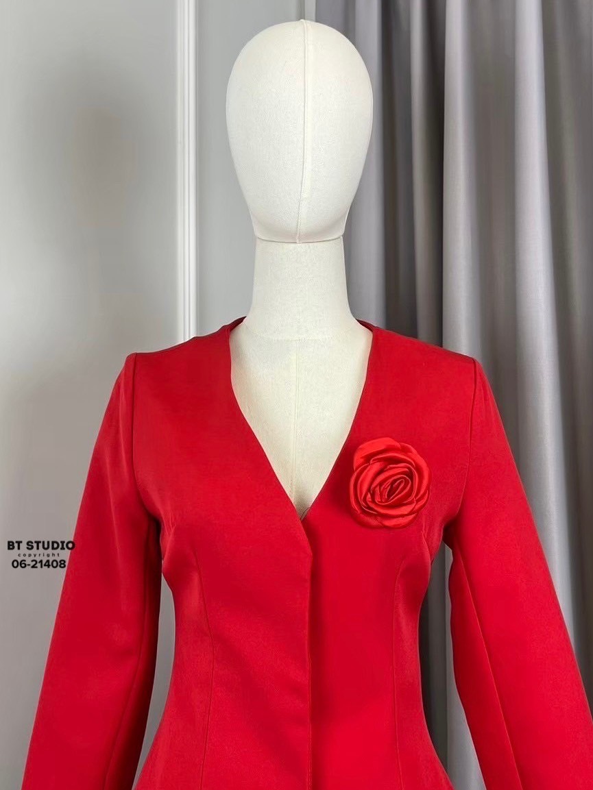 ชุดเซทแฟชั่น เซท 3 ชิ้น เสื้อเบเซอร์แขนยาวแต่งติดแป๊กด้านหน้า มาพร้อมเข็มกลัดโบ แมทซ์กับกระโปรงเอวสูง