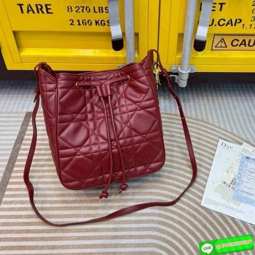 พร้อมส่ง | Dior Medium D-Motion Bag กระเป๋าสะพายทรงบัคเก็ต โดดเด่นด้วยดีไซน์ทรงถังทันสมัยเรียบง่ายใช้งานได้จริง เย็บตะเข็บแบบ Macrocannage นุ่มนวล มาพร้อมเชือกผูกรูดเปิดปิด ภายในโล่งกว้าง จุของได้เยอะ น่ารักน่าใช้มากค่ะ
