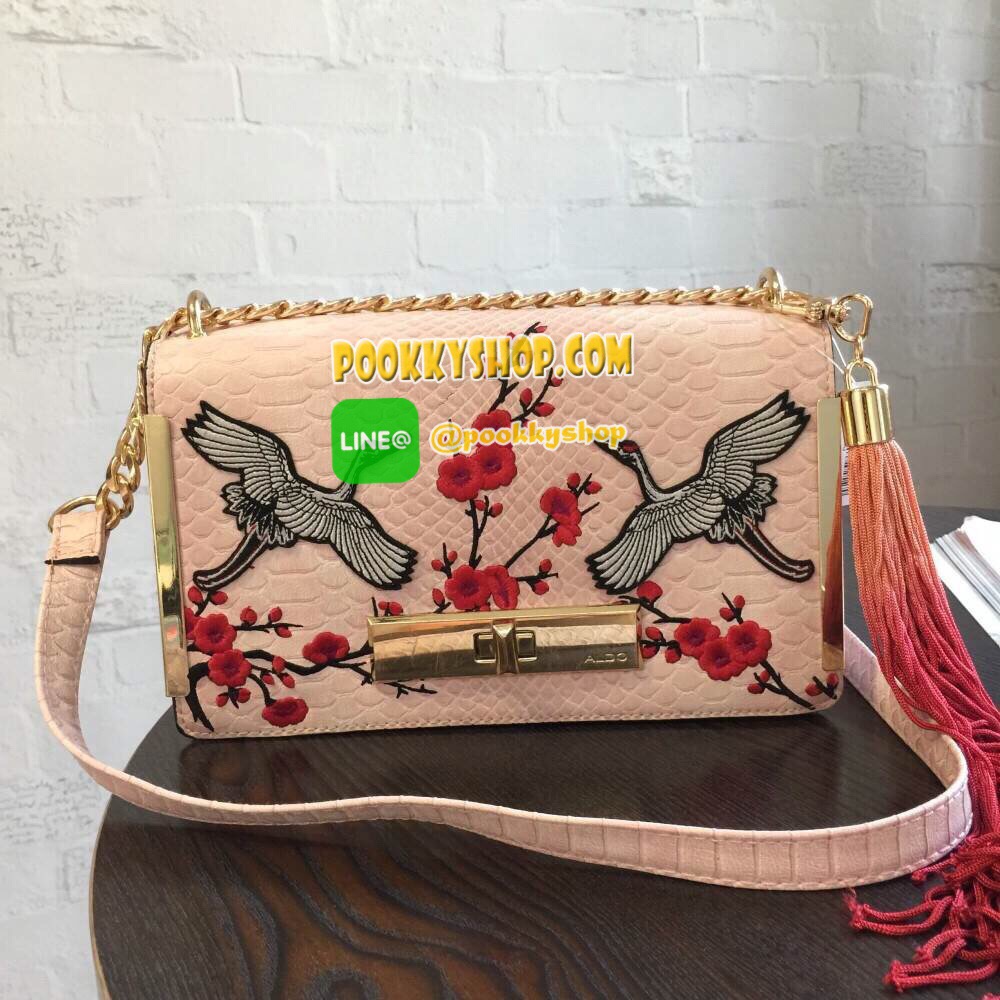 Don't Miss!!! NEW ARRIVAL ALDO Bergantino Cross Body Handbag กระเป๋าถือหรือสะพายรุ่นใหม่ล่าสุดจาก ALDO แบรนด์ดังแคนนาดาดีไซน์สุดชิคน่ารักมุ้งมิ้งปักเลื่อมลายนกกระเรียนสวยสดใส พร้อมห้อยฟู่ฟรุ้งฟริ้ง เปิดปิดด้วยล๊อคบิดอะไหล่ทอง ภายในมีโลโก้ ช่องซิปและช