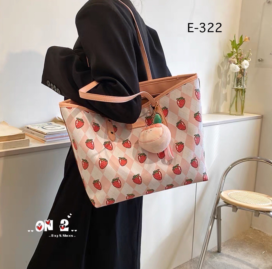 NEW-IN 🤎 Tote bag ทรงนี้จุได้เยอะมากๆค่า ใส่ I Pedได้นะคะ มาใหม่ ลายสตรอเบอรี่ สวยน่ารักมากค่ะ แนะนำสุดๆค้า จุได้เยอะ