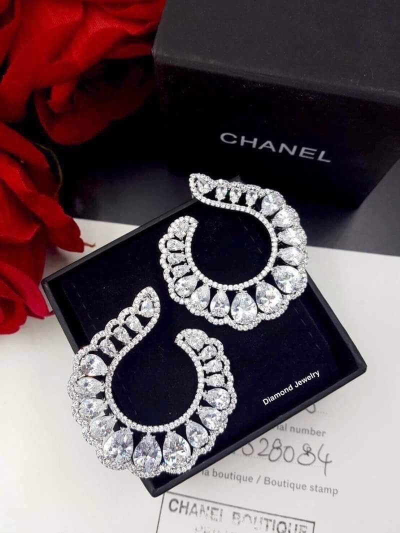 Hi-Quality item Chopard Earring ต่างหูเพชร CZ แท้ งานสุดอลังการ สวยมากกกที่สุดในสามโลกค่ะ รุ่นนี้ขอแนะนำมากๆๆๆๆ งานสวยจริงๆค่ะ คุณชมพู่ใส่เดินพรมแดง ดาราเซเลปใส่กันตรึมค่ะ เพชรสวยมากกกก เพชรเงาวิ้งระยิบระยับมากๆ ใส่ออกมาเริ่ด คู่เดียวจบค่ะ