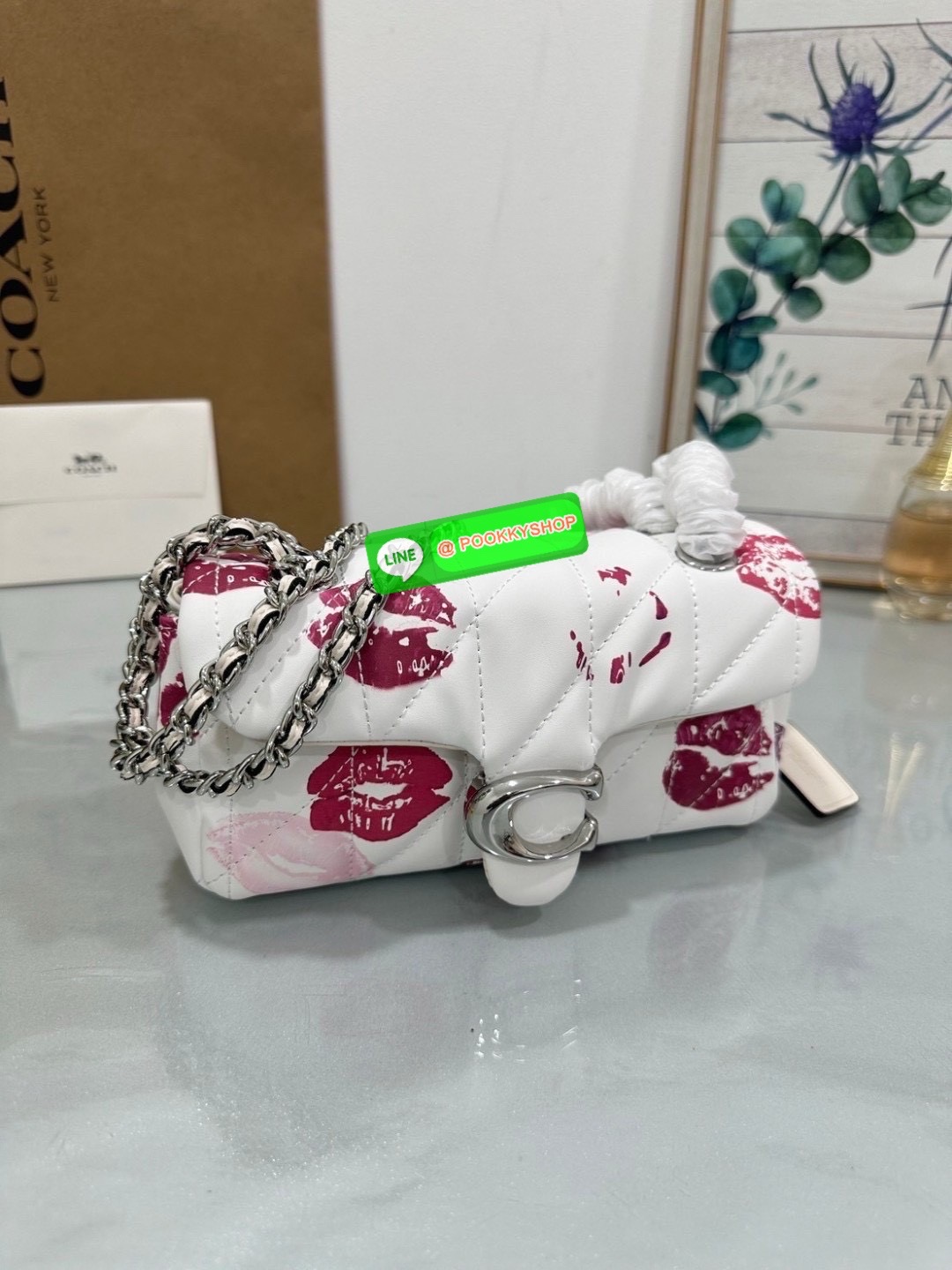 Coach CR114 – Tabby Shoulder Bag 20 With Quilting And Lip Print ไอเทมสุดจี๊ดจาก Coach USA ที่ห้ามพลาด! รายละเอียดสินค้า: • วัสดุ: หนังแกะนัปป้า (Nappa Leather) นุ่มหรูระดับพรีเมียม • ลวดลาย: ลิปปริ้นท์ (Lip Print) ลิมิเต็ดสุดปัง