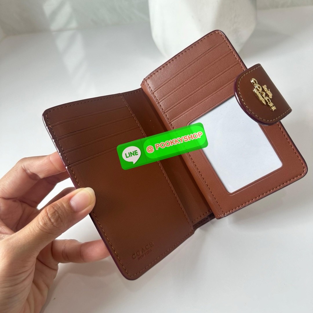 COACH MEDIUM CORNER ZIP WALLET IN SIGNATURE CANVAS WITH FLORAL PRINT(CR935) 🔖กระเป๋าสตางค์ใบกลางคอลเลคชั่นใหม่ปริ้นลายดอกไม้ 🔖วัสดุ:แคนวาสสลับหนังแท้ 🔖เปิด-ปิดด้วยกระดุมแป็ก 🔖ภายในมีช่องใส่บัตร ช่องใส่ธนบัตร และช่องซิป