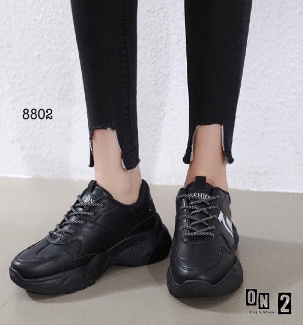 LA sneaker ผ้าใบหนังสไตล์แบรนด์ ทรงสวย คู่นี้ใช้วัสดุอย่างดีค่ะ ทรงสวยน่ารักมาก พร้อมส่ง 4 สี วันหยุดยาวนี้ มี รองเท้าใส่เที่ยวหรือยังค่ะ ถ้ายังแนะนำเลย ใส่เที่ยว ตวจ. หรือ ตปท.ก็สวยค่าาาา