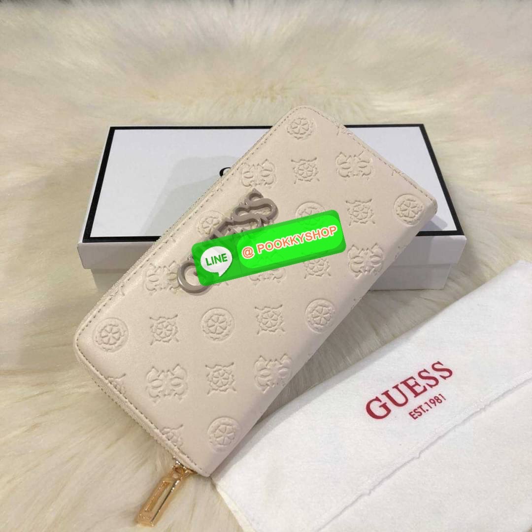 GUESS WOMEN'S LONG WALLET กระเป๋าสตางค์ใบยาว สวยมากค่ะ เปิดปิดด้วยซิป ด้านหน้าประดับโลโก้แบรนด์ ด้านหลังมีช่องซิป หัวซิปแบรนด์ทุกจุด ภายในมีช่องใส่ธนบัตรแบงก์พัน ช่องซิปกลางและช่องใส่บัตรหลายช่องสวยน่าใช้ทุกสีค่ะ มาพร้อมกล่องกระดาษแบรนด์และถุงผ้ามอบเ