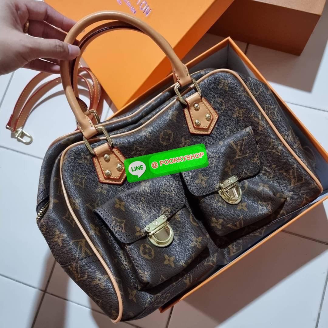 LV MANHATTAN HANDBAG กระเป๋าถือทรงผู้ดี คลาสสิค สวยหรู ไซส์กำลังสวย ราคาแสนดีจากวีไอพีพรีเมี่ยมกิ๊ฟ ดีไซน์ตกแต่งกระเป๋าเล็กด้านหน้า ใส่ของจุกจิกได้ วัสดุหนังแคนวาส ภายในโล่งกว้างมาก มีช่องซิปและช่องย่อย มาพร้อมสายสะพายครอสบอดี้ ถอดออกได้ คล้องแขนเก๋ๆ สะพา