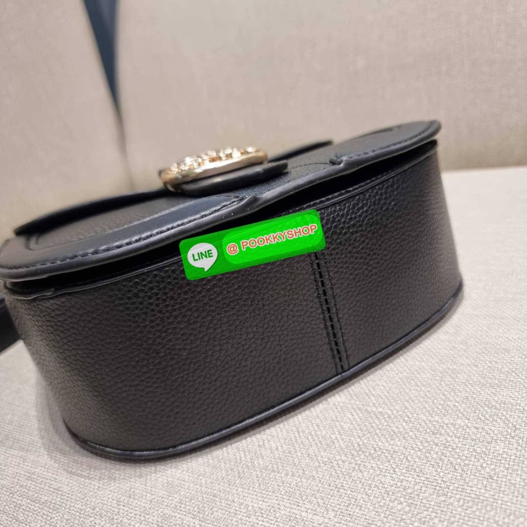 COACH C3593 GEORGIE SADDLE BAG IN COLORBLOCK SIGNATURE CANVAS WITH RIVETS ยกระดับความหรูให้กับตัวเองกันหน่อย ด้วยกระเป๋ารุ่นนี้!! ครอสบอดี้ที่ดีไซน์หรู อัพเลเวล ในราคาที่จับต้องได้ วัสดุหนังแคนวาสเคลือบสลับหนังเรียบ พิเศษไปอีกตกแต่งขอบด้วยหมุด เพิ่มดีเทลก