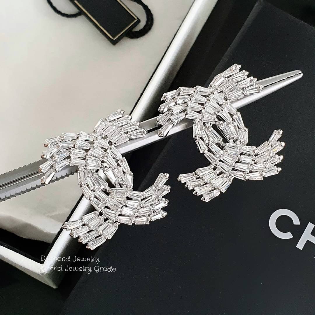 New Arrival !!!!! Chanel Earring ต่างหูชาแนลเพชร 3 แถว งานเกรด jewelry งานเพชร Premium CZ แท้ เพชรคัดเพชรสวย วิ้งมากๆค่ะ ใส่เป็น everyday look ใส่ได้ทุกวัน ดูเรียบๆ หรูๆ วิ้งๆ คู่นี้แนะนำมีติดบ้านไว้เลยจ้า รับรองไม่ผิดหวังค่ะ ตัวเรือนสีเงิน ไม่ลอกไม่ดำ Ma