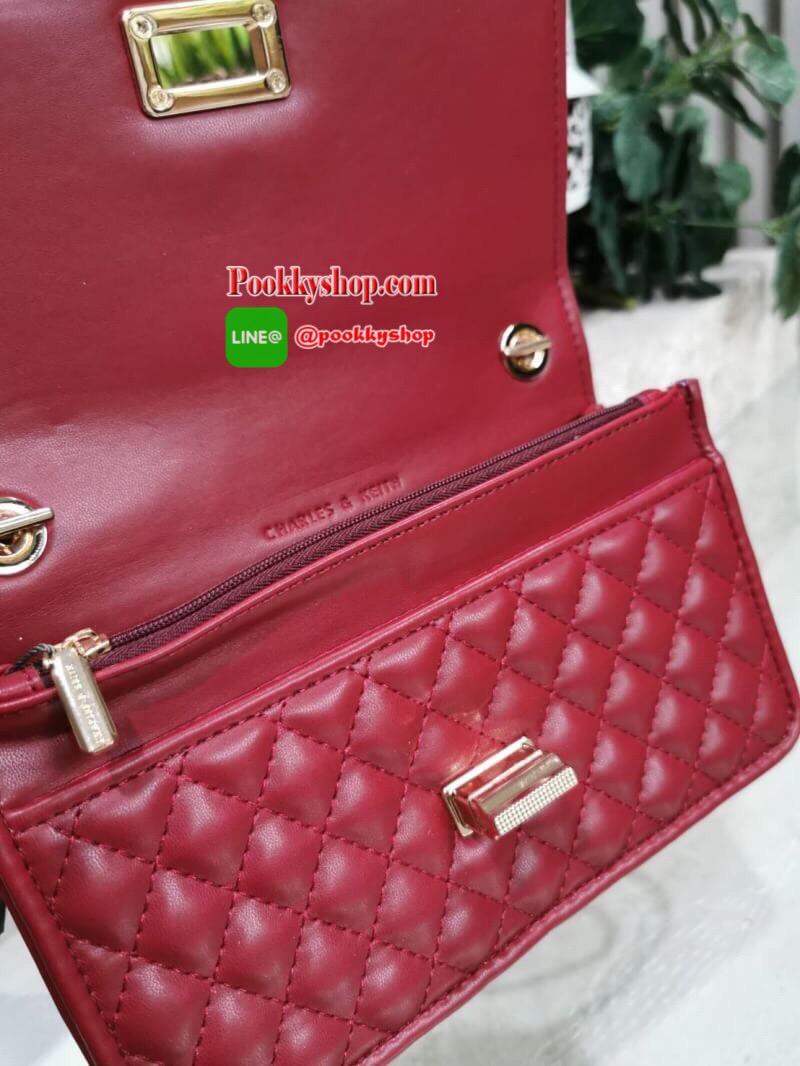 พร้อมส่ง! BEST SELLER! CHARLES & KIETH MINI CLUTCH BAG กระเป๋าสะพายทรงคลัชรุ่นยอดนิยมดีไซน์คลาสสิควัสดุหนังนิ่มลายตารางสวยอยู่ทรงขนาดมินิสไตล์ Chanel เปิดปิดด้วยตัวล๊อคแบบบิดอะไหล่ทอง ด้านหลังประดับโลโก้แบรนด์สวยดูดี มาพร้อมสายสะพายโซ่ร้อยหนัง Crossbody ไ