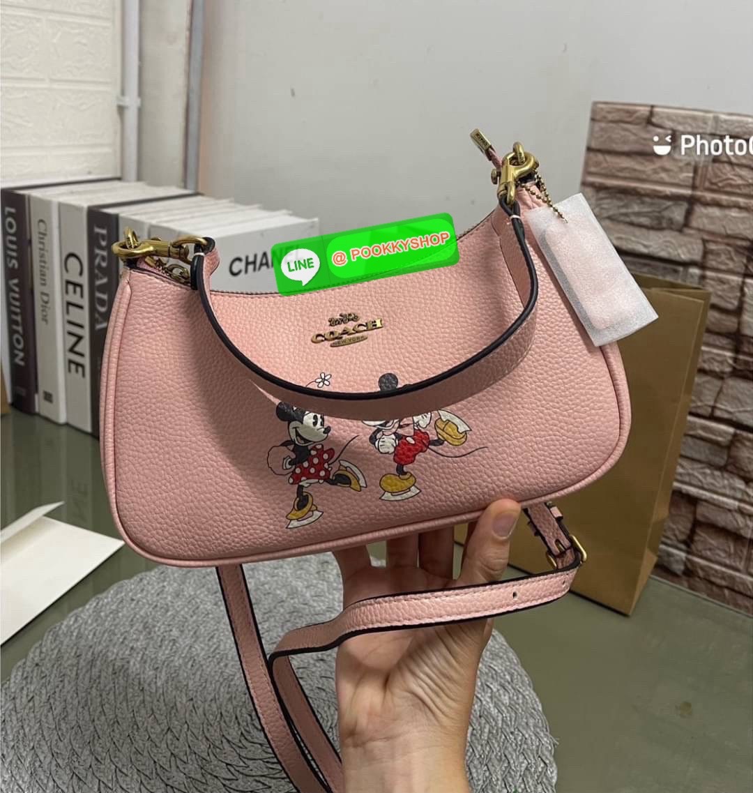 COACH CM859 Disney X Coach Teri Shoulder Bag With Mickey Mouse (mouse)✨ Coach CM859-กระเป๋าขนาดที่น่ารักจนใจบาง 🌸✨ หนังเรียบ ชัด เพิ่มความหวานแบบมีพลัง ใช้งานง่าย หิ้วก็ได้ สะพายก็สวย สลับสายได้ 2 แบบในใบเดียว น้ำหนักเบา ฟังก์ชันครบ
