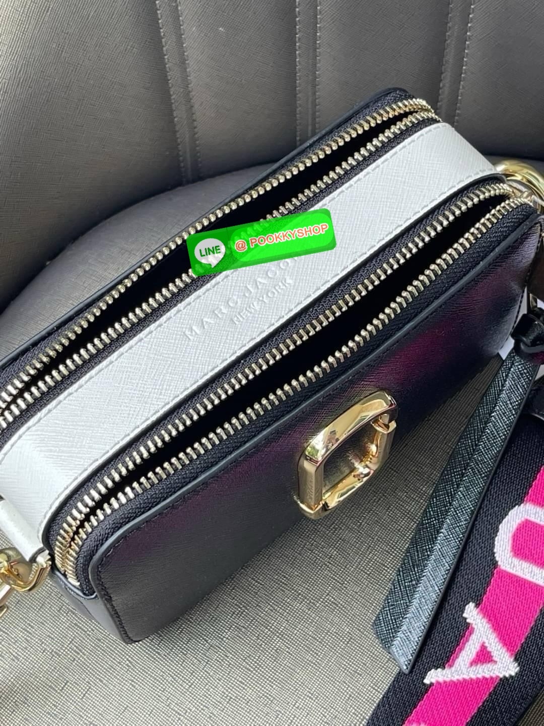 Marc Jacobs Snapshot Bag กระเป๋าแบรนด์ดังจากสัญชาติอเมริกัน นับได้ว่ารุ่นนี้เป็นรุ่นทรงฮิตของ marc jacobs เลยทีเดียว โดยด้านหน้ากระเป๋าจะเป็นโลโก้แบบโลหะที่เป็นสัญลักษณ์ของแบรนด์นี้ มาพร้อมสายสะพายที่จะสะพายยังไงก็ดูโดดเด่น เพราะขนาดใหญ่ที่สกรีนตัวอักษร m