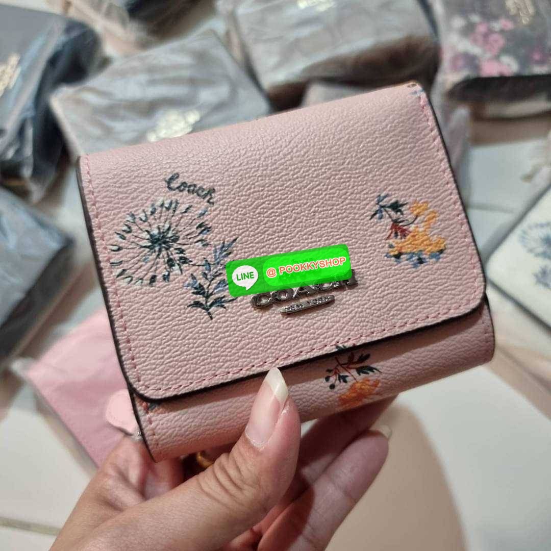 COACH 7331 SMALL TRIFOLD WALLET IN SIGNATURE CANVAS สวยคลาสสิค พกพาง่าย ใบเล็กน่ารักน่าใช้ ต้องยกให้ใบนี้จ้า ตอบโจทย์คนชอบพกน้อยที่สุด!! กระเป๋าสตางค์ใบสั้นหนังแคนวาสเคลือบคุณภาพดี ภายในเป็นหนังแท้ ใส่บัตร ใส่ธนบัตรได้ทุกชนิด มีช่องซิปแยก ใบเดียวใบนี้คือเ