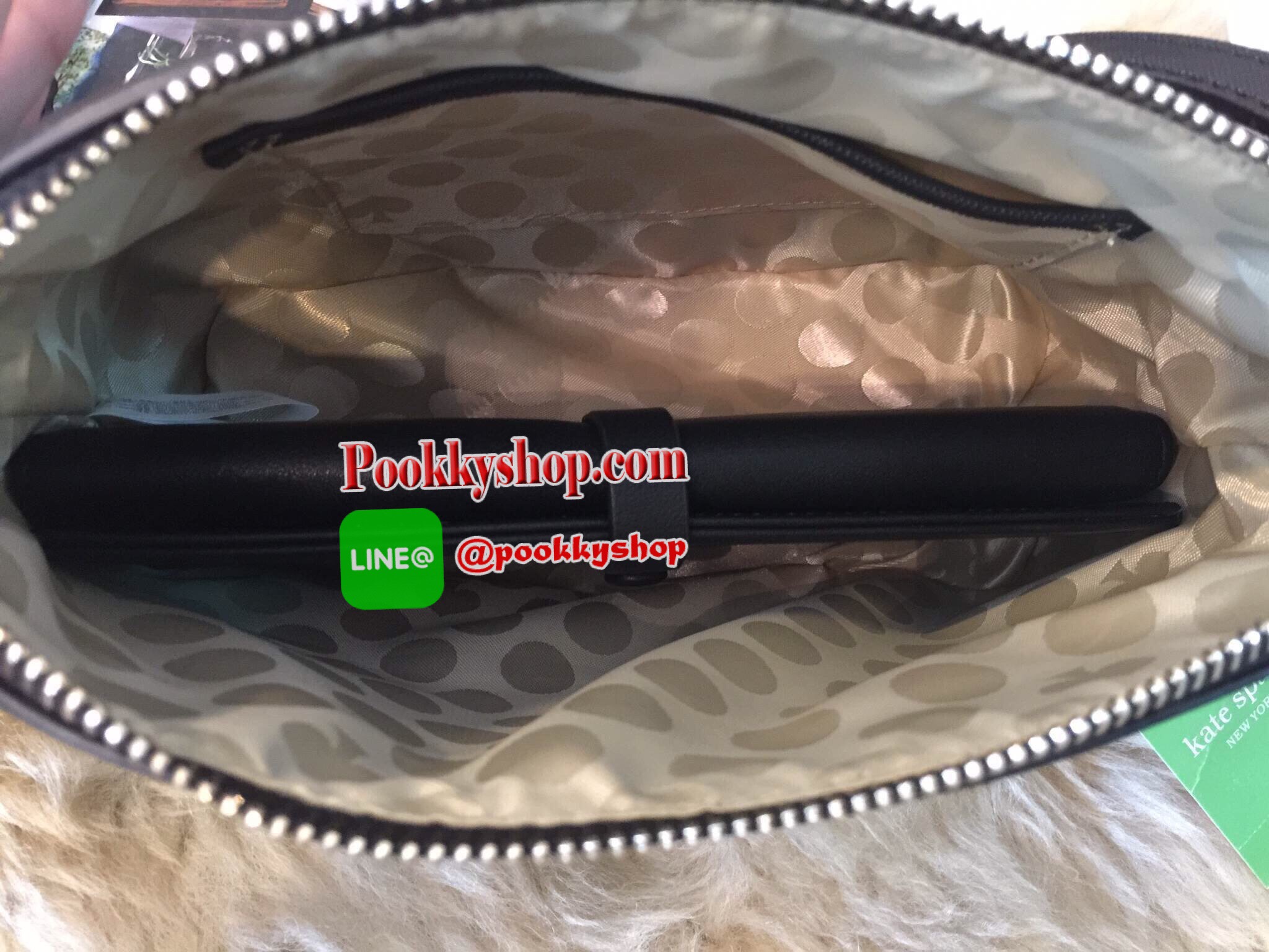 ปิ๊งป่อง!! มาเพิ่มแล้วค่ะ!! KATE SPADE CEDAR STREET MANDY กระเป๋าสะพายแบรนด์ดังจากอเมริการุ่นสุดฮิตหนัง Saffiano สวยหรูอยู่ทรงสไตล์ PRADA ด้านหน้าประดับโลโก้แบรนด์สีทองสวยไฮโซ ขนาดกำลังดี เปิดปิดด้วยซิปสะดวกใช้ ภายในมีช่องซิปและช่องใส่มือถือ สามารถใส่กระเ