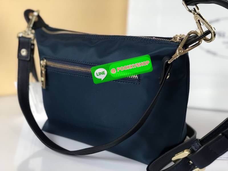 PRADA NYLON SHOULDER BAG พรีเมี่ยมกิ้ฟจากเคาน์เตอร์ต่างประเทศรุ่น Limited edition ที่ฮ๊อตสุดๆวัสดุเป็น Nylon เนื้อหนาคุณภาพดีตามแบบฉบับของแบรนด์ ขนาดกำลังดีน้ำหนักเบา ด้านหน้าประดับ โลโก้แบรนด์อะไหล่ทองหรู ภายในมีช่องซิปและช่องใส่ของ ซับใน Polyester100% ใ
