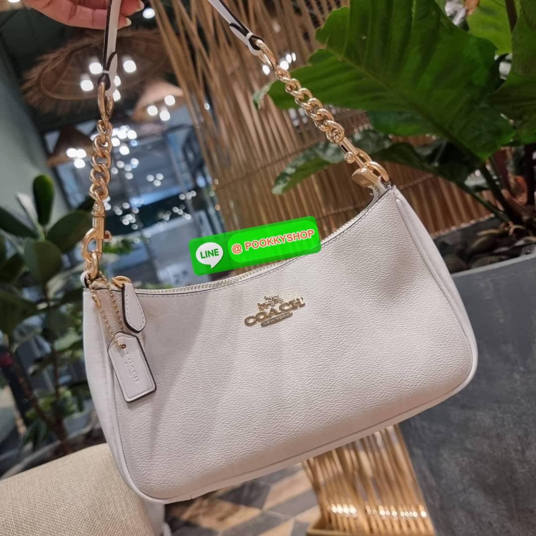 COACH CA548 TERI SHOULDER BAG IN SIGNATURE CANVAS คอลเลคชั่นใหม่ล่าสุด ที่สาวๆรอคอย กระเป๋าสะพายไหล่กึ่งทรงพอช พร้อมเสิร์ฟความสวยถึงบ้านไปเลยก่อนใคร แบบไม่ต้องพรีฯ ด้วยดีไซน์คลาสสิคที่แอบแฝงความเรียบหรู มาพร้อมสายสะพาย 2 เส้น เป็นสายโซ่คล้องแขนและสายสะพาย