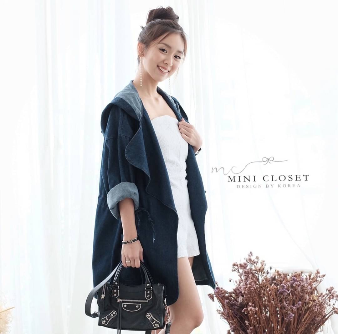 🧸เทศกาลหน้าเที่ยวมาแล้ว🧸 ชุดพร้อมส่ง งานสวย ใส่ปัง กับเสื้อคลุมยีนส์งานดีไซน์ ขนาดพอดีตัว ปกใหญ่ เชือกผูกเอว ใส่เป็นเสื้อตัวเดียว หรือ ใส่เป็นเสื้อคลุมก็ได้ เก๋ๆ ต้องมีติดไปเที่ยวนะคะ