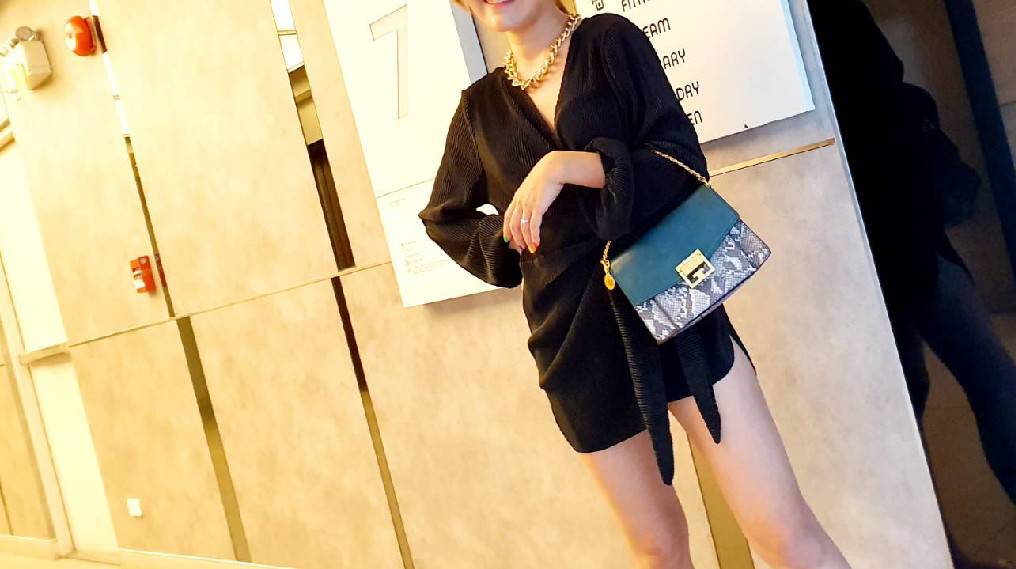 Givenchy small v3 ตัวกระเป๋าเป็นหนังเรียบตรงฝา กระเป๋าตัดกับหนังงูดูเข้ากันทีสุด ไซส์กลางๆ ตัวกระเป๋ามีช่องใส่ของไห้ถึง3ช่อง ยังมีช่องหน้าอีก1ช่อง คุ้มสุดๆไปเลย มาพร้อมสายยาวปรับระดับได้ ตัวกระเป๋าเป็นทรงฐานแข็งแรง อะไหล่ด้านหน้าเปิดปิดใช้งานง่าย