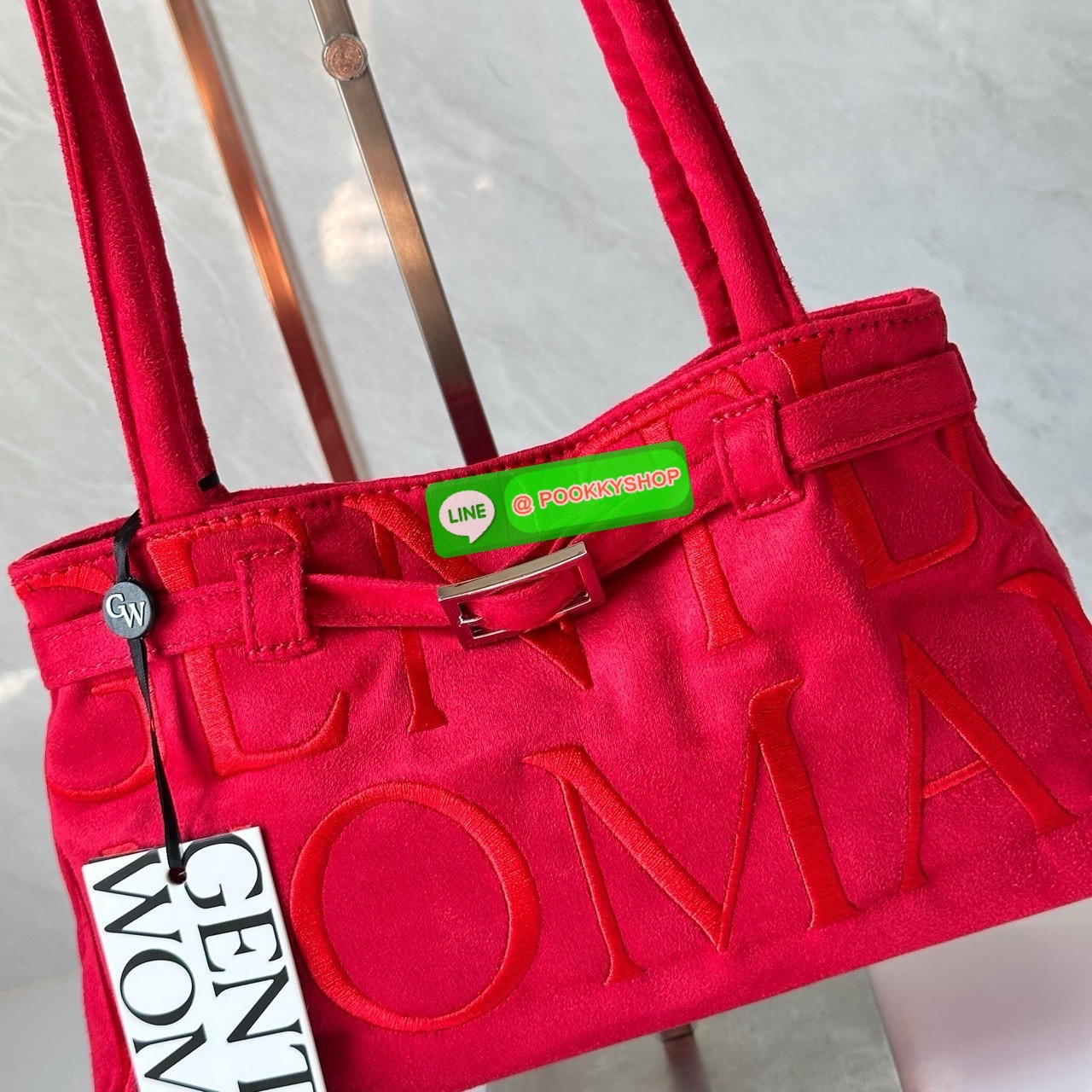 GENTLEWOMAN SUEDE BALLERINA BAG 🔖กระเป๋า Ballerina Bag ในวัสดุหนังกลับ (suede edition) พร้อมโลโก้ปักสีเดียวและรายละเอียดหัวเข็มขัด ทำให้ดูเก๋มีสไตล์โดดเด่น 🔖วัสดุ: หนังกลับ 🔖เปิด-ปิดแบบสแน๊บแม่เหล็ก ภายช่องโล่งกว้างจุของได้เยอะ