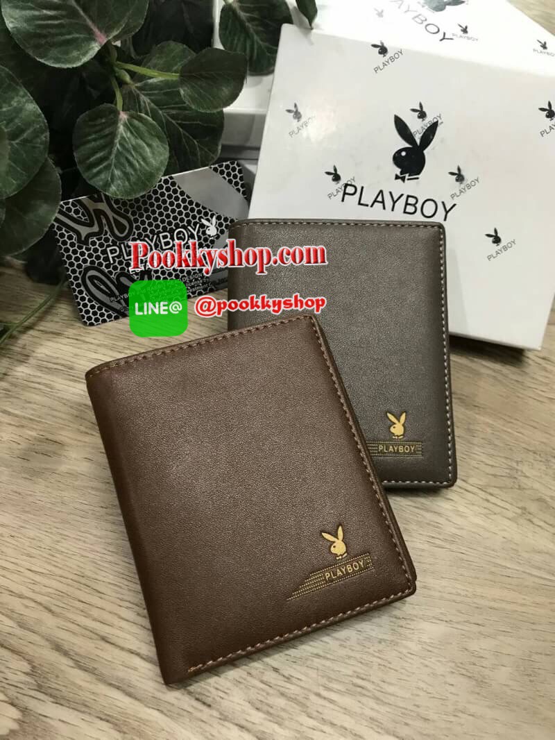 พร้อมส่ง4สี Must Have! PLAYBOY SHORT WALLET กระเป๋าสตางค์สั้นพับ2ตอน Limited Edition จาก Playboy วัสดุหนังแกะสังเคราะห์แบบนิ่ม ด้านหน้าและด้านในปั้มโลโก้แบรนด์ ขนาดกำลังดีไม่หนาพกพาสะดวกค่ะ ภายในมีทั้งช่องใส่รูป ใส่บัตร ช่องใส่ธนบัตร ซับในลาย Playboy ล๊อต