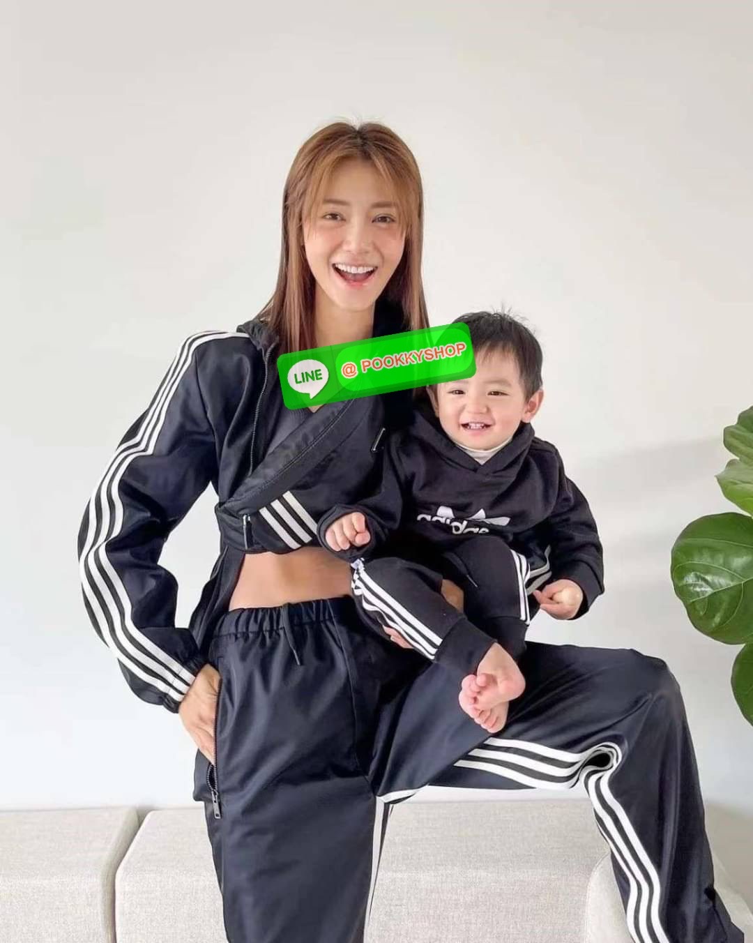 New Arrivals!!!PRADA Bag Premium gift กระเป๋าถือหรือสะพายพรีเมี่ยมกิ๊ฟ ซึ่ง Adidas และ Prada นำเสนอ กระเป๋าคาดเอวสไตล์สปอร์ตและอเนกประสงค์ และนำแถบสามแถบที่เป็นเครื่องหมายการค้าของ Adidas มาปรับปรุงใหม่ให้เป็นหนัง Saffiano ซึ่งเป็นวัสดุสัญลักษณ์ของ Prada