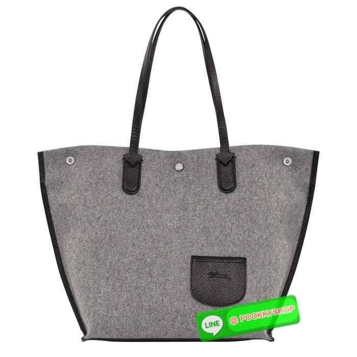 LongChamp Roseau Essential Shoppimg Bag L กระเป๋าTote วัสดุผ้าขนสัตว์ ซับในผ้าฝ้ายที่จับด้านบนหนังวัว กระเป๋าสะพายใบนี้มีขนาดพอเหมาะ กว้างพอที่จะใส่เอกสารทั้งหมดของคุณและจะไปกับคุณตลอดทั้งวัน! น้ำหนักเบา ปิดด้วย ระบบยึดสแน็ปอิน หรูหรา เหนือกาลเวลา และเปี่