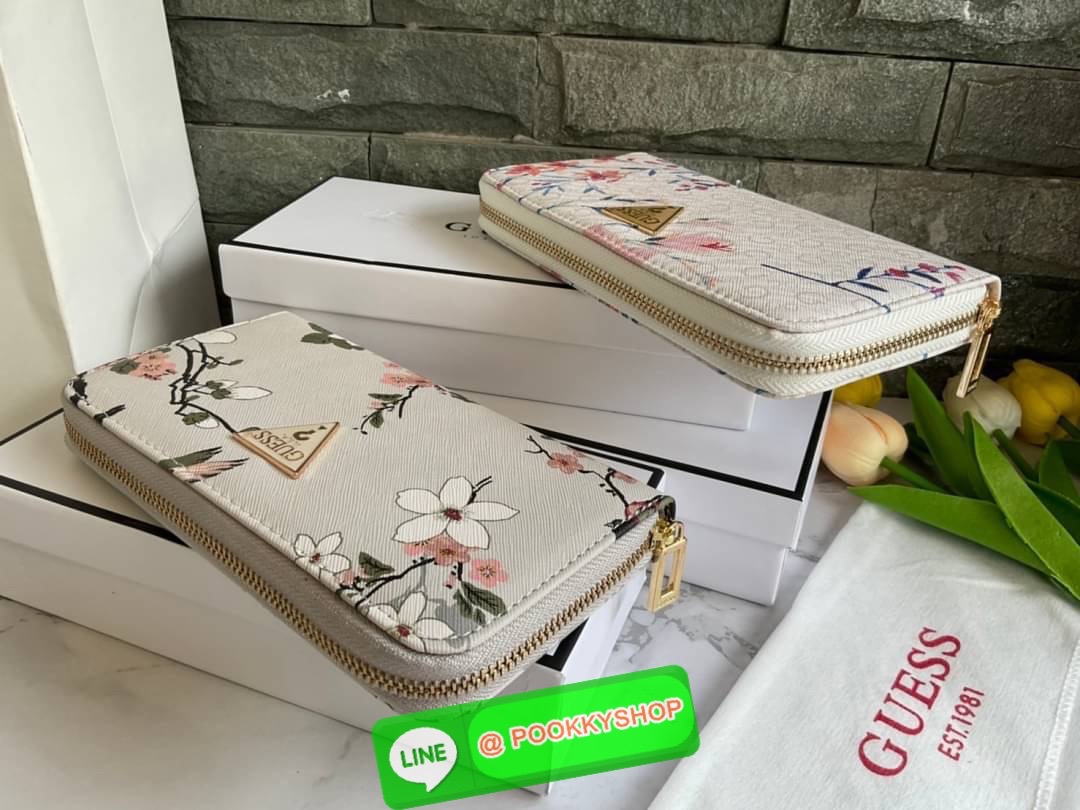 GUESS ABREE PRINTED ZIP-AROUND WALLET กระเป๋าสตางค์ใบยาวหนังซาเฟียโน่พิมพ์ลายดอกสวยหรู ด้านหน้าประดับโลโก้แบรนด์ เปิดปิดด้วยซิป ภายในแบ่งเป็น 3 ช่องหลักใส่ธนบัตรได้ มีช่องซิป 1 ช่อง ช่องใส่บัตร 8 ช่อง และมีช่องด้านหลังใส่บัตรสามารถใสธนบัตรได้อีกด้วย สามาร