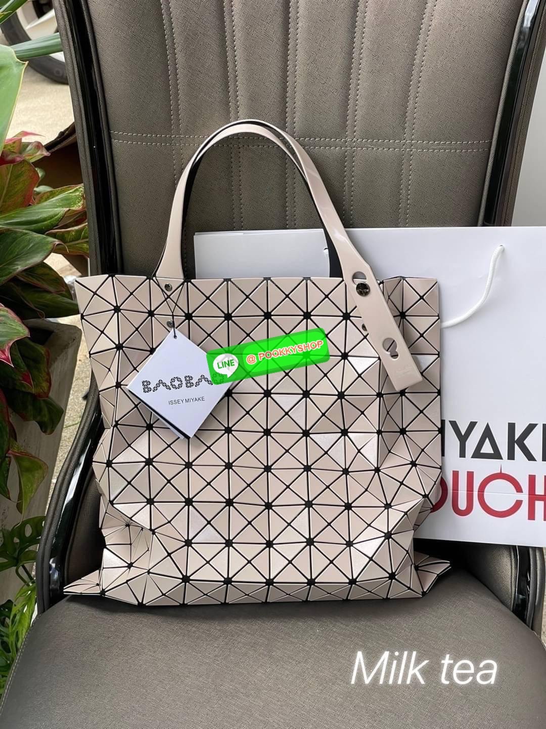 💕 Baobao Issey Miyake Prism Frost ToTe Bag ซีรีส์ที่มีความแวววาวนุ่มนวลและมีลวดลายคล้ายเกรนของผ้าเพื่อสร้างลุคที่มีเท็กซ์เจอร์ กระเป๋าโท้ตที่มีให้เลือกอย่างหลากสี มีกระเป๋าซิปด้านในที่สามารถเก็บของมีค่าได้อย่างปลอดภัย เช่น บัตรโดยสารประจำและกุญแจ