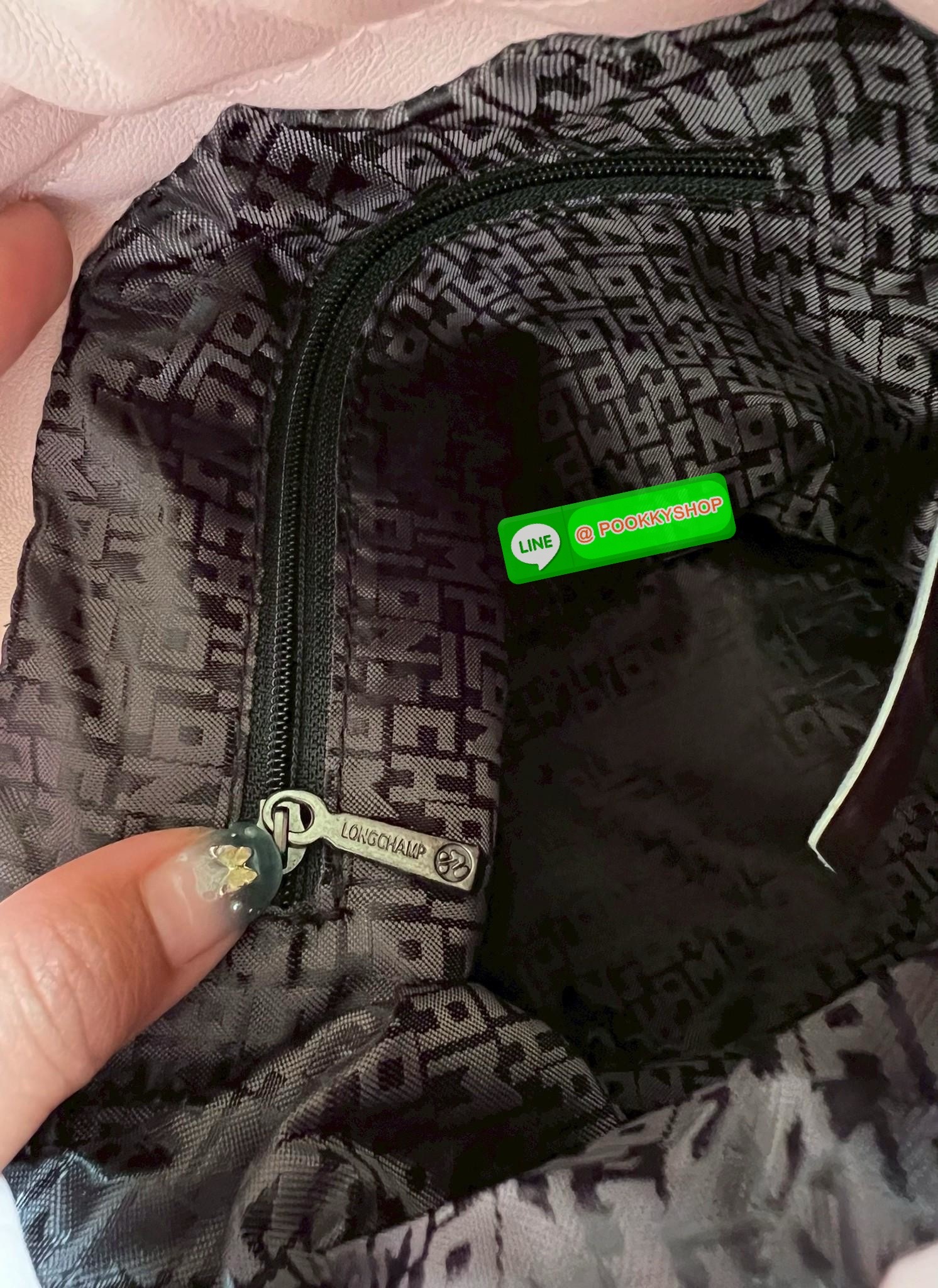 NEW ARRIVAL! LONGCHAMP LE PLIAGE XTRA XS BUCKET BAG ต้องบอกก่อนว่ารุ่นนี้เป็นรุ่นที่ใช้ออกมาแล้วไม่มีคำว่าผิดหวัง ออกแบบมาสวยแบบตัวแม่เลยค่าา 🔖พร้อมส่งทันที! กับกระเป๋าทรงบัคเกต หนังแท้smooth leather อย่างดี ใบกลางเจ้าลำตัวแล้วสวยมากก