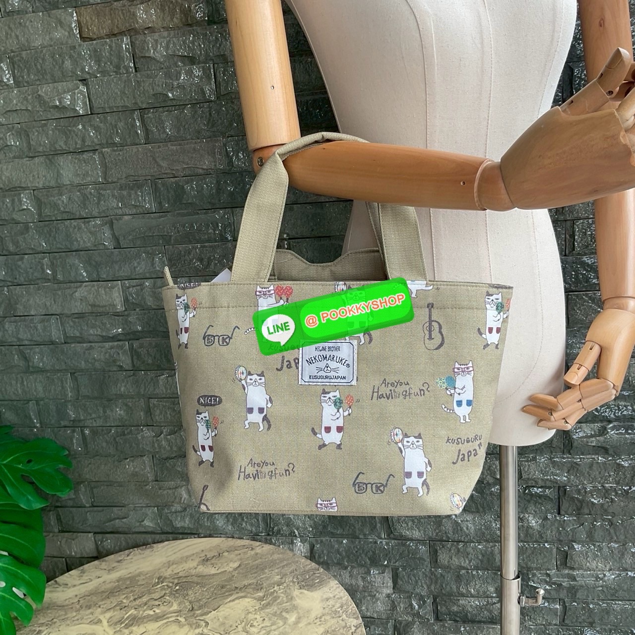 กระเป๋าถือ คล้องแขน ทรงโท้ทสุดเก๋และน่ารัก Nekomaruke Hamipoke Bag จาก Kusguru Japan กระเป๋าโท้ทสุดน่ารักใบนี้เหมาะสำหรับผู้หญิง และเป็นไอเทมใหม่ในคอลเลกชันฤดูใบไม้ผลิ/ฤดูร้อน 2025