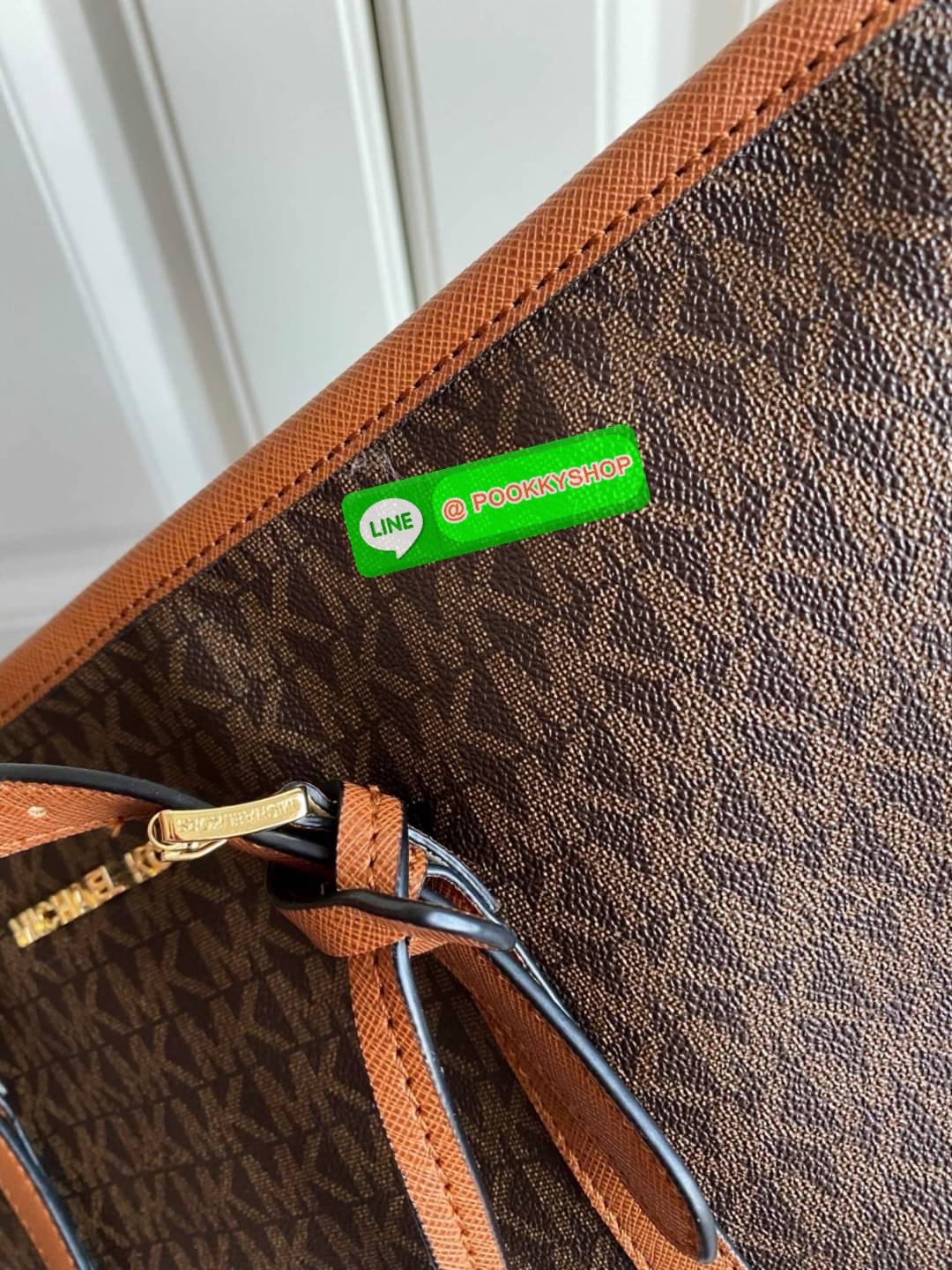 NEW ARRIVALS !! MICHEAL KORS TOTE BAG ของแท้ กระเป๋าสะพายทรง SHOPPING BAG หนัง PVC สวยหรูอยู่ทรง ด้านหน้าประดับโลโก้สีทองสวยหรูพร้อมห้อยพวงกุญแจ MK ภายในปิดเปิดด้วยซิปยาว มีช่องซิปและช่องเล็ก ซับในอย่างดีสกรีน กว้างและจุของได้เยอะมากค่ะ ใส่ ipad กระเป๋าสต