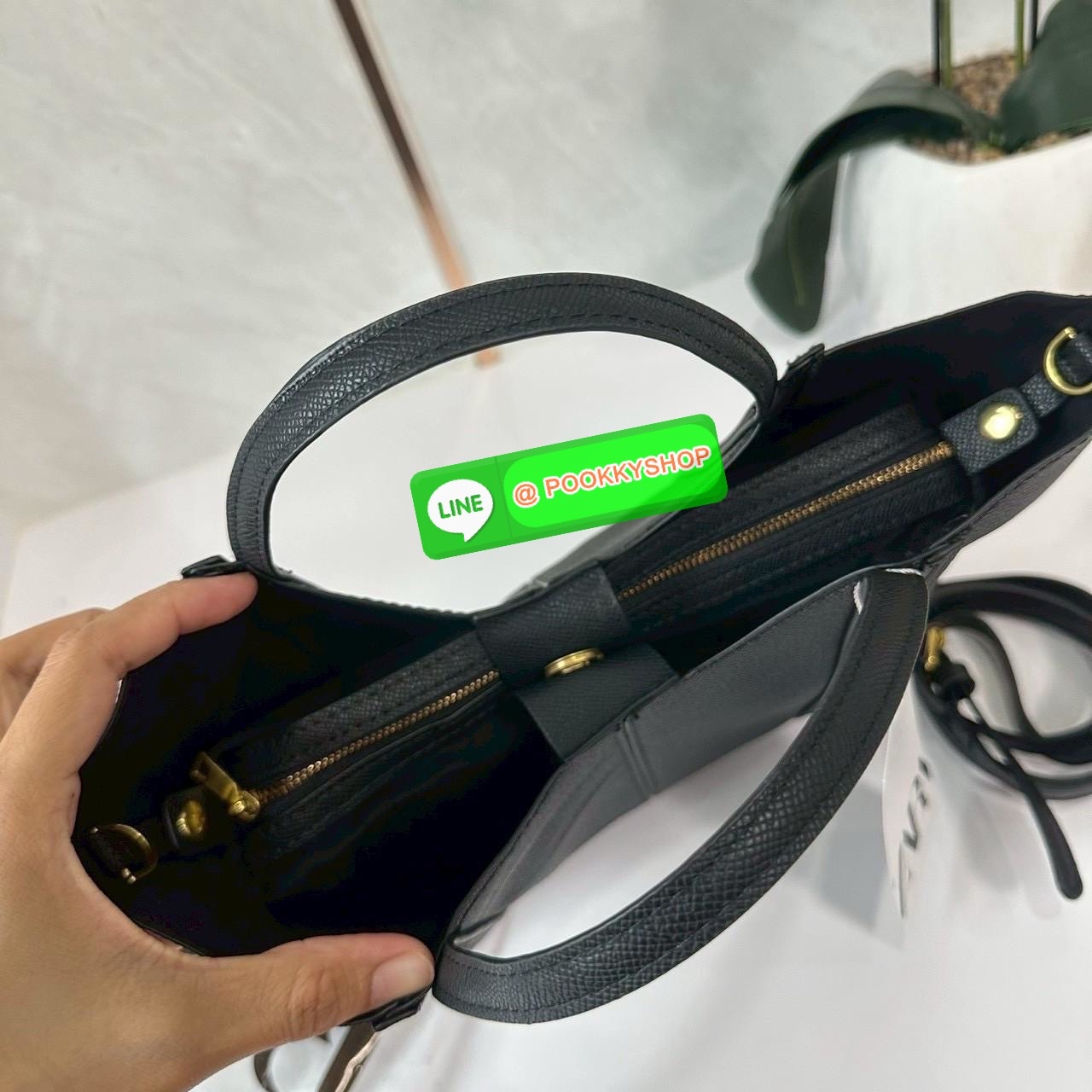 ZARA MINI CITY BAG WITH TOPSTITCHING กระเป๋าถือ /สะพายข้างยกระดับลุคของคุณด้วยกระเป๋ามินิซิตี้ดีไซน์โมเดิร์น โดดเด่นให้กับทุกสไตล์การแต่งตัว