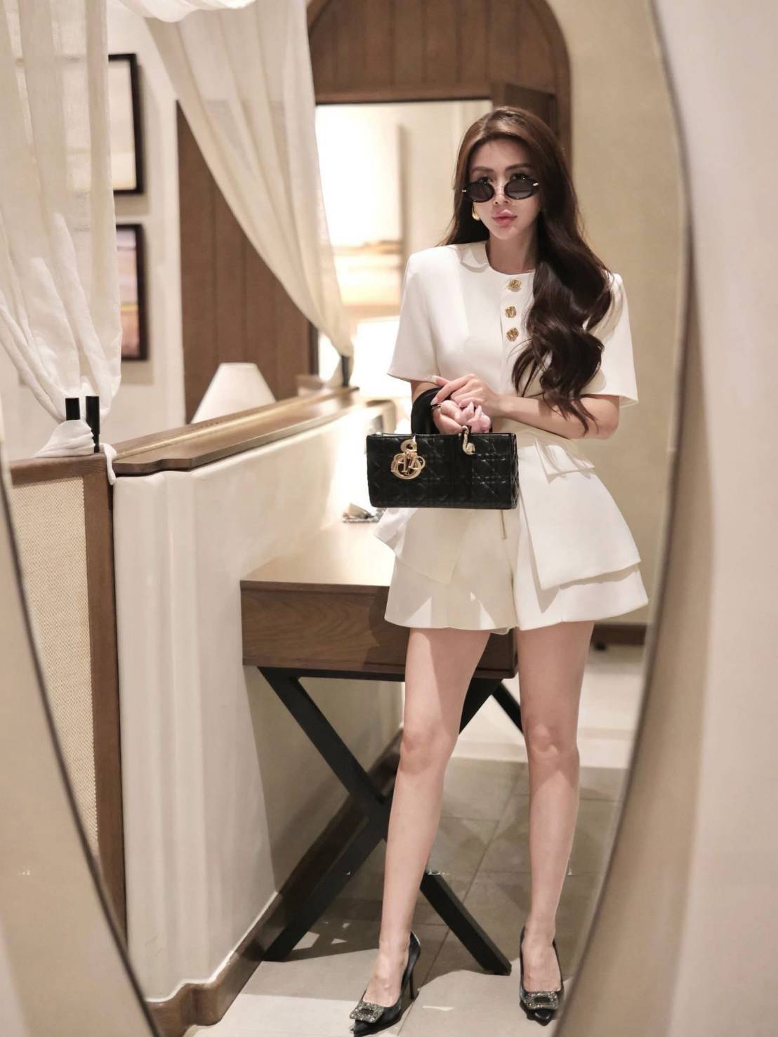 ชุดเซทแฟชั่น เซ็ตเสื้อแขนสั้นดีไซน์เก๋ แต่งกะดุมทอง มาพร้อมกางเกงขาสั้นทรงสวยเข้าเซ็ต