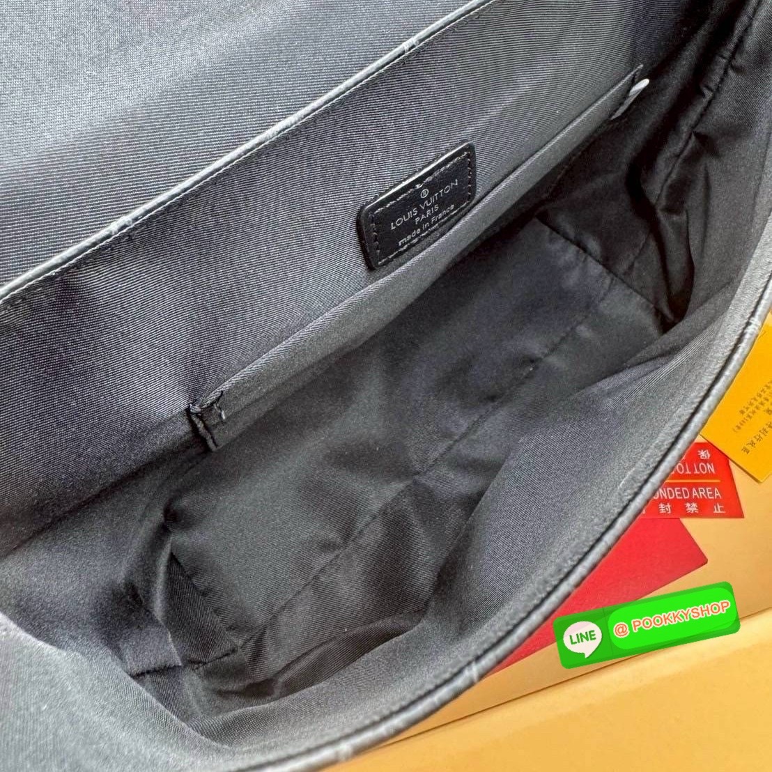 LV Saumur Messenger Bag Monogram Eclipse Canvas Bag กระเป๋าสะพายทรงแมสเซ็นเจอร์ ดีไซน์ทันสมัย คอลเลคชั่นสุดหล่อ ดีไซน์คลาสสิคแฝงดีเทลความหรู ที่ทำให้หนุ่มๆใช้ได้ไม่มีเบื่อ เปิด-ปิดกระดุมแม่เหล็ก ใช้งานง่ายและสะดวก ภายในโล่งกว้างมากๆ มีช่องย่อยแบ่งสัดส่วน