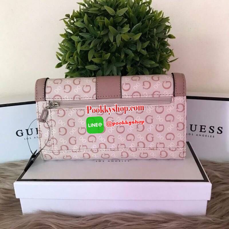 Guess leather wallet กระเป๋าสตางค์ใบกลาง ด้านหน้าแต่งโลโก้แบรนด์โลหะสวยหรูลายซิกเนเจอร์ของแบรนด์ ภายในมีช่องใส่ธนบัตร บัตรต่างๆ ช่องใส่รูป มีช่องยาว 3 ช่อง ใส่ธนบัตร ด้านหลังมีช่องซิปใส่เหรียญ ปิดเปิดใช้งานสะดวก ถือถนัดมือ ขนาดกำลังพอเหมาะ ดีไซร์หรูสวยงาม